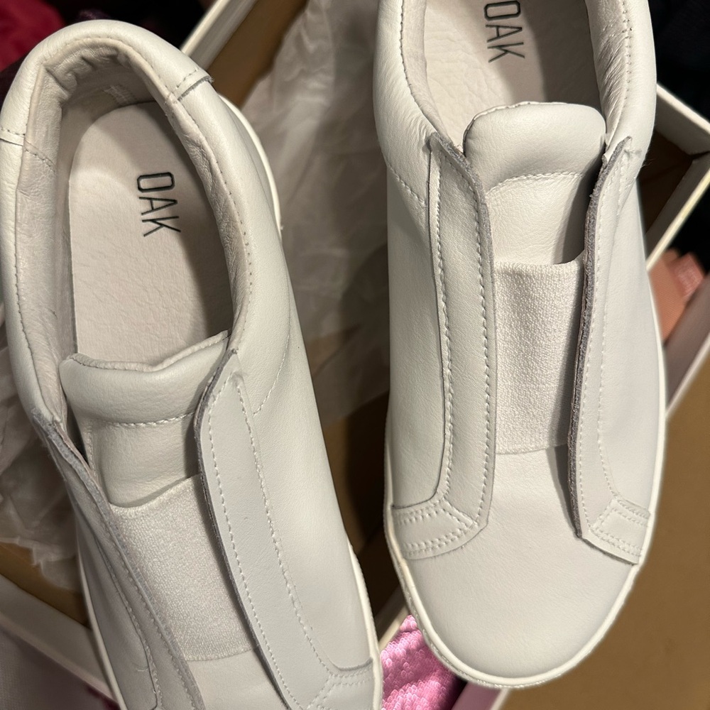 NIB OAK White Leather Slip-On Sneakers with Elastic Panel
